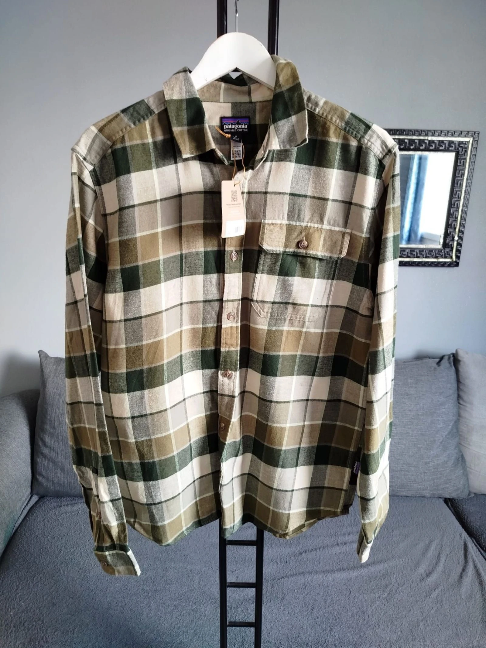 Patagonia men's long sleeved light weight fjord flannel shirt M 